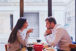 5 Non-Verbal Signals Your Date Likes You